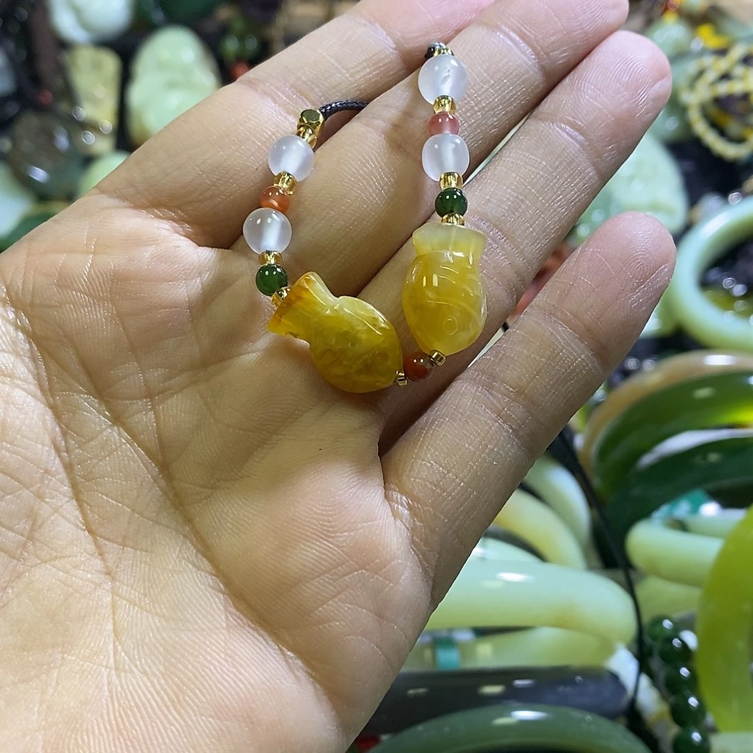 岫玉未镶嵌颈饰一个