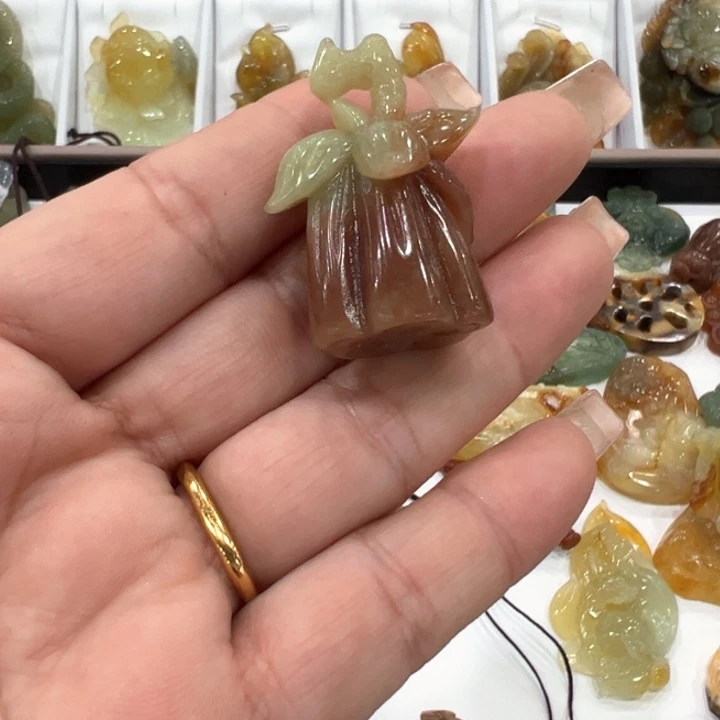 迟***遇蛇纹石玉未镶嵌颈饰