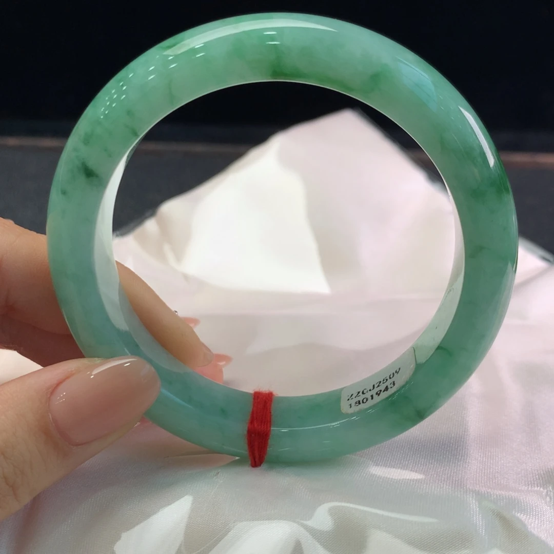 翡翠未镶嵌手镯缅甸A货翡翠 绿底飘绿花56 57