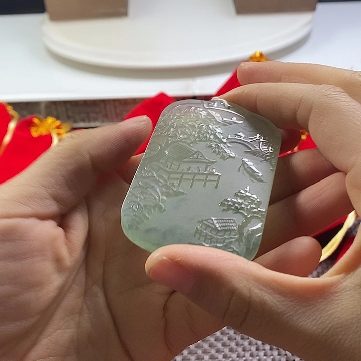 只买单纯的吊坠，没带链子，属的性质。时尚挂件