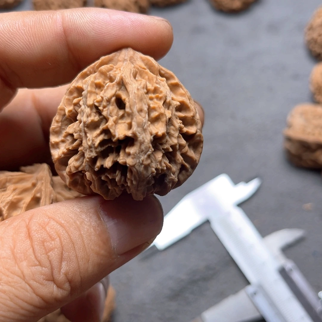 悦***风把件文玩核桃刺龙