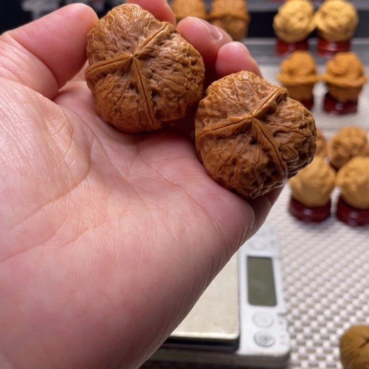 文玩核桃把件14红宝石三棱