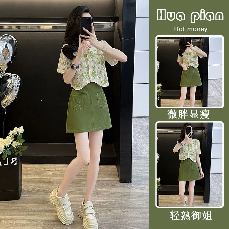 时尚减龄小香风休闲套装2025夏款V领针织上衣绿色牛仔短裙两件套