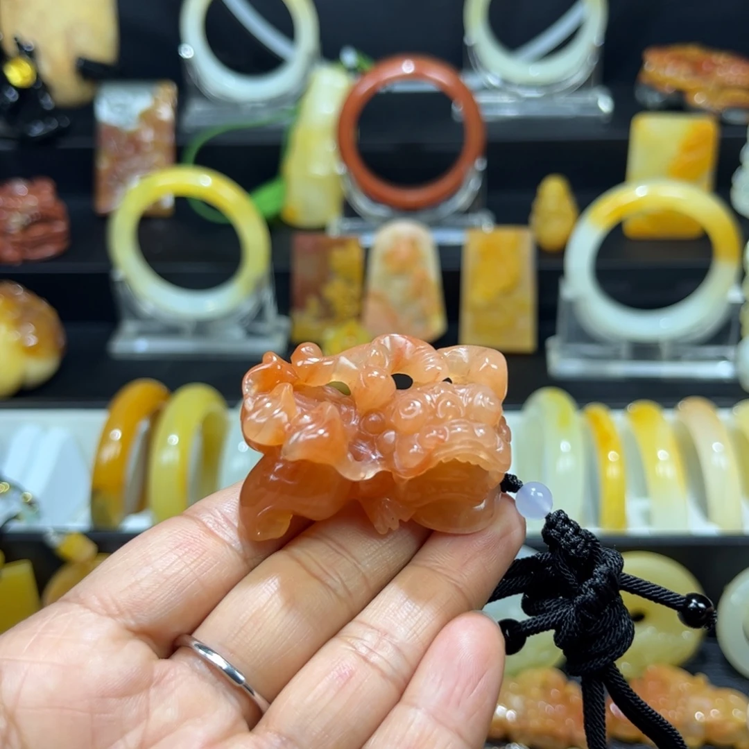 石英质玉（黄龙玉）未镶嵌颈饰