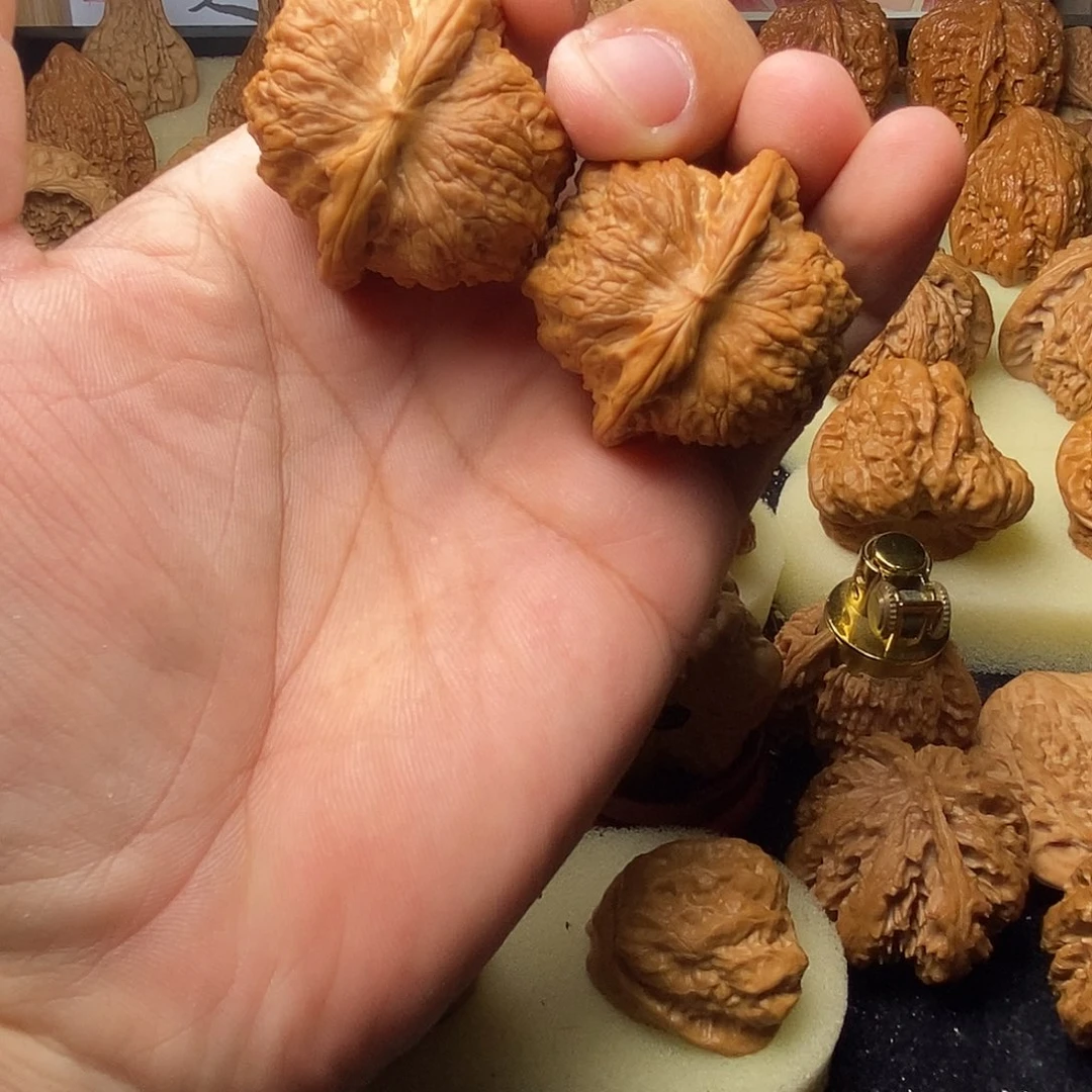 文玩核桃把件中***.血麒麟