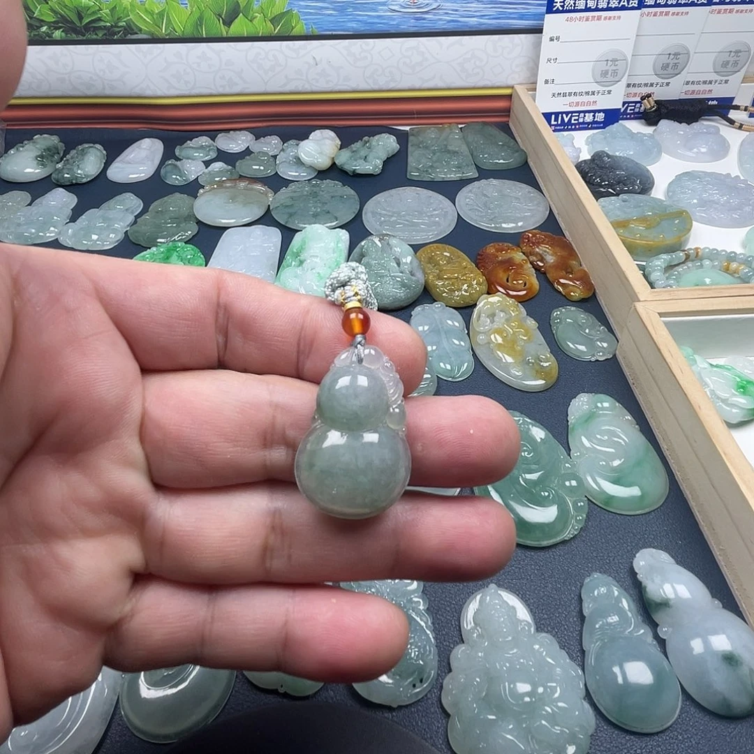 翡翠未镶嵌颈饰葫芦