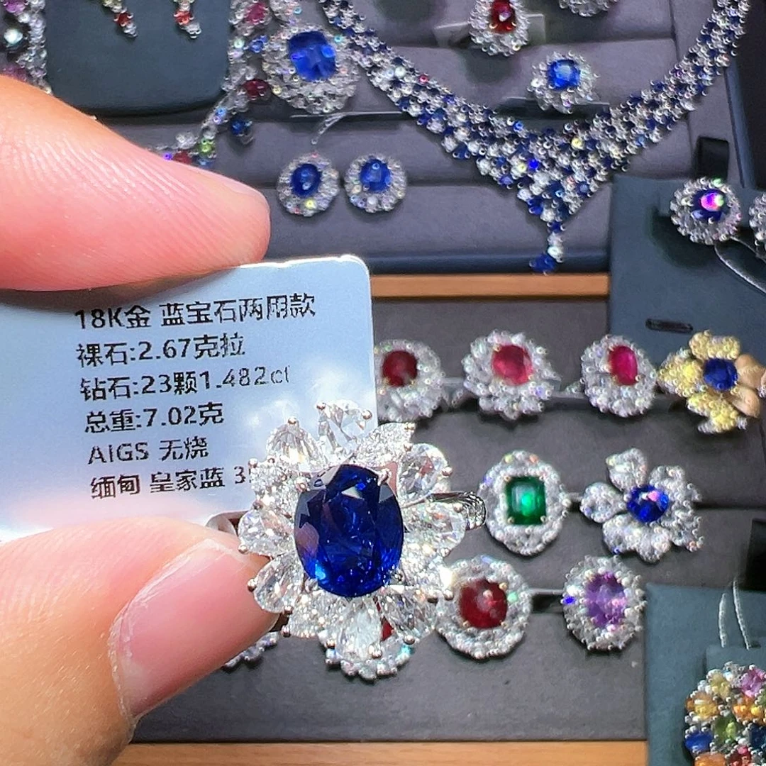 18K金镶嵌蓝宝石戒指
