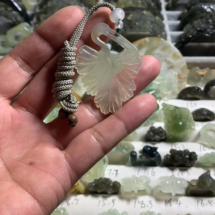 蛇纹石玉未镶嵌颈饰枫叶