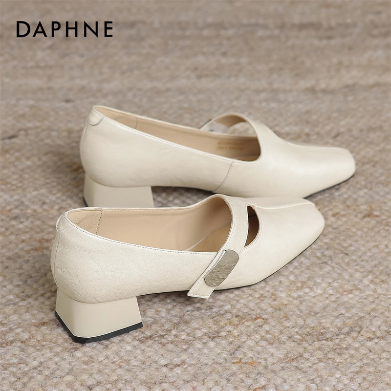 达芙妮法式方头浅口单鞋2025新款春秋软皮金属扣带粗跟中跟女鞋