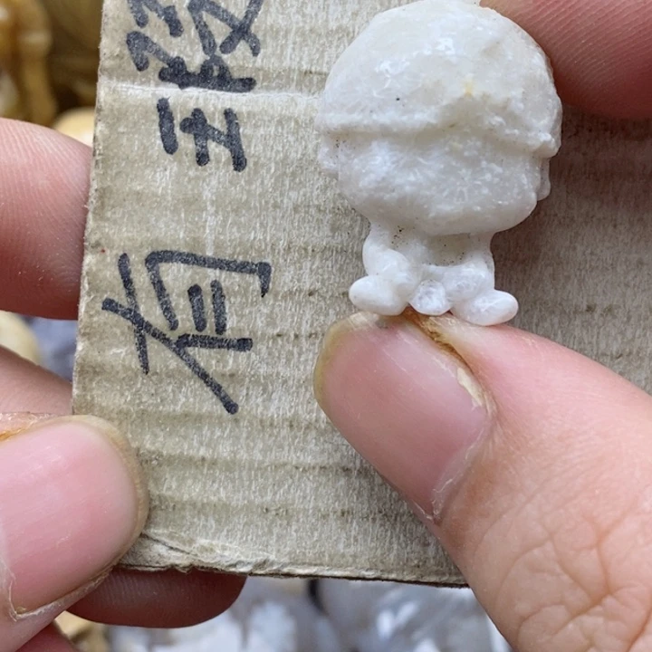 颈饰未镶嵌硅化珊瑚（珊瑚玉）开**笑