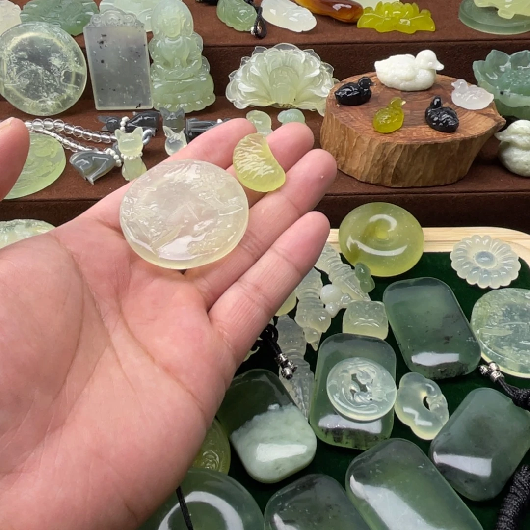不***钱未镶嵌蛇纹石玉颈饰