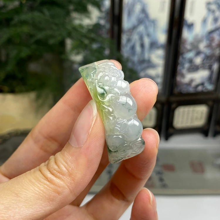 冰黄翡飘花鱼戏荷花手牌挂件 天然翡翠A货