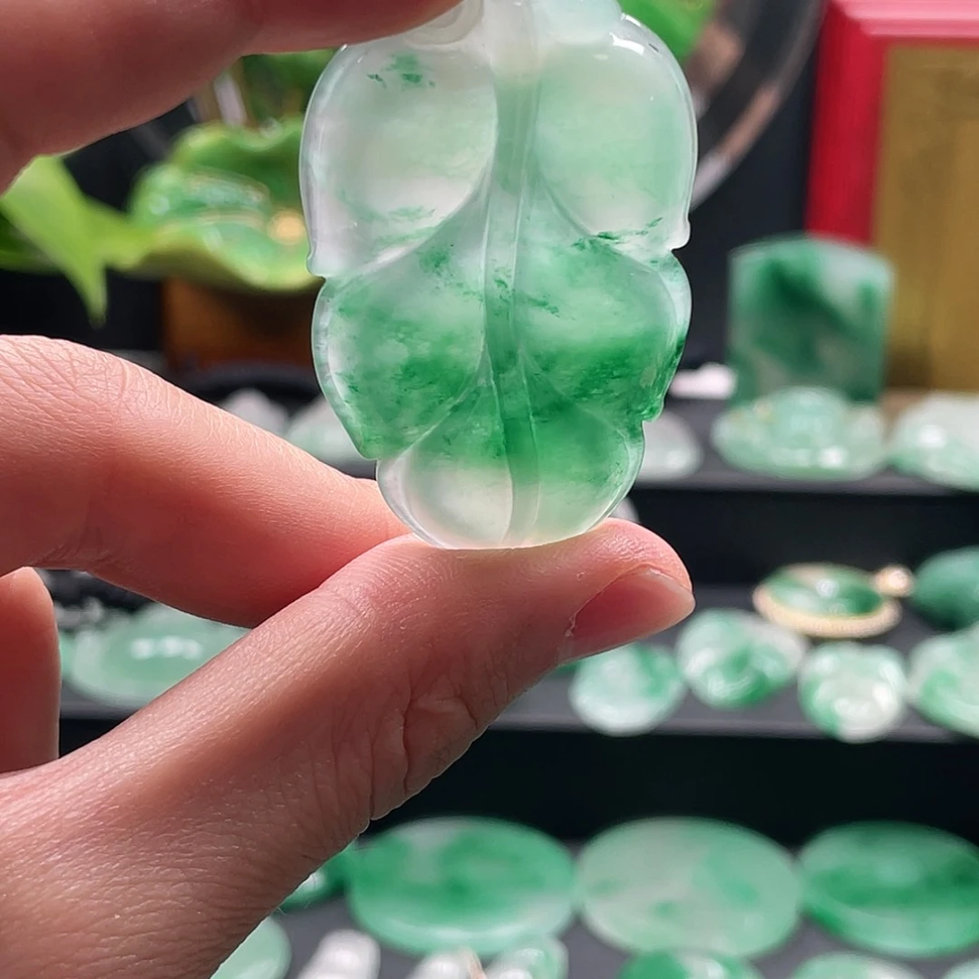 石英质玉吊坠未镶嵌要****了