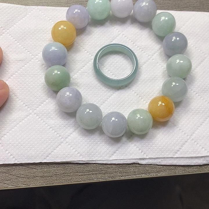 翡翠颈饰未镶嵌光**辉两件