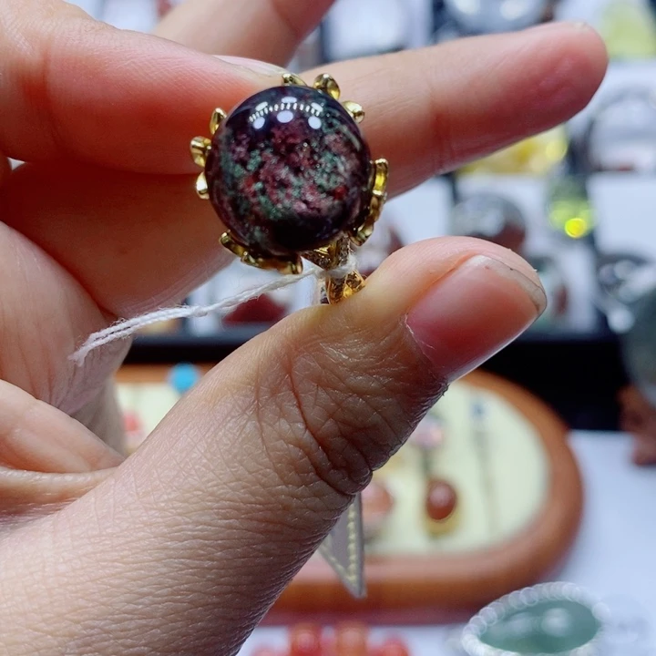 水晶颈饰未镶嵌上***?