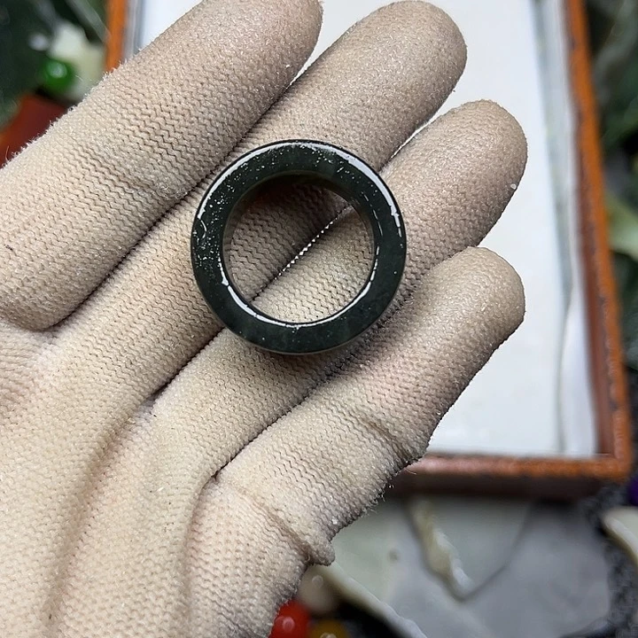 未镶嵌透闪石质玉珠宝奇石