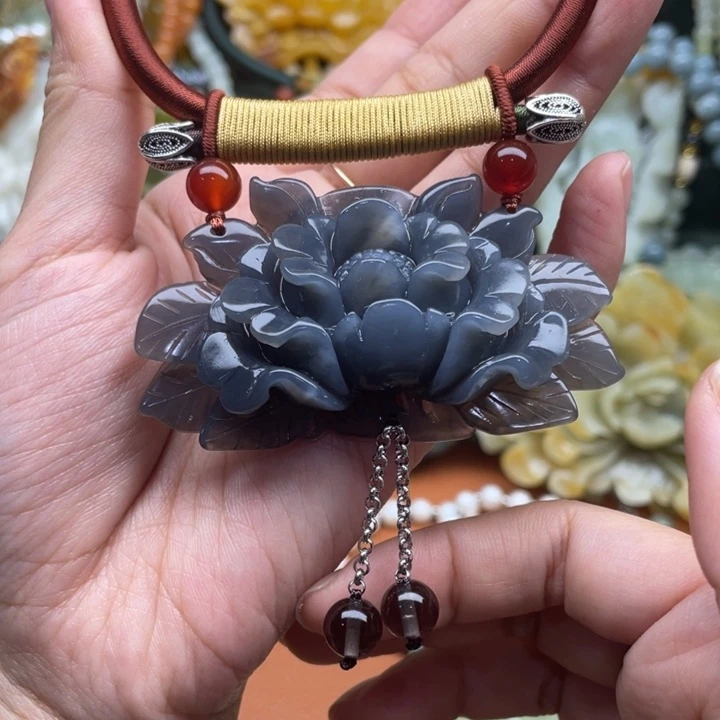 蛇纹石玉吊坠合金