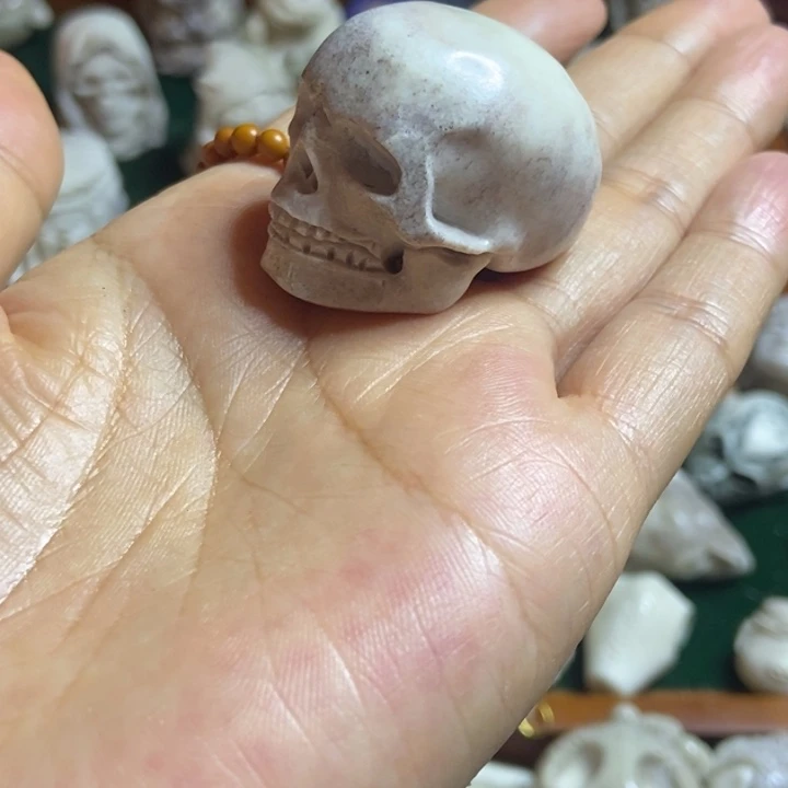 张***泼配饰鹿角雕刻一个出