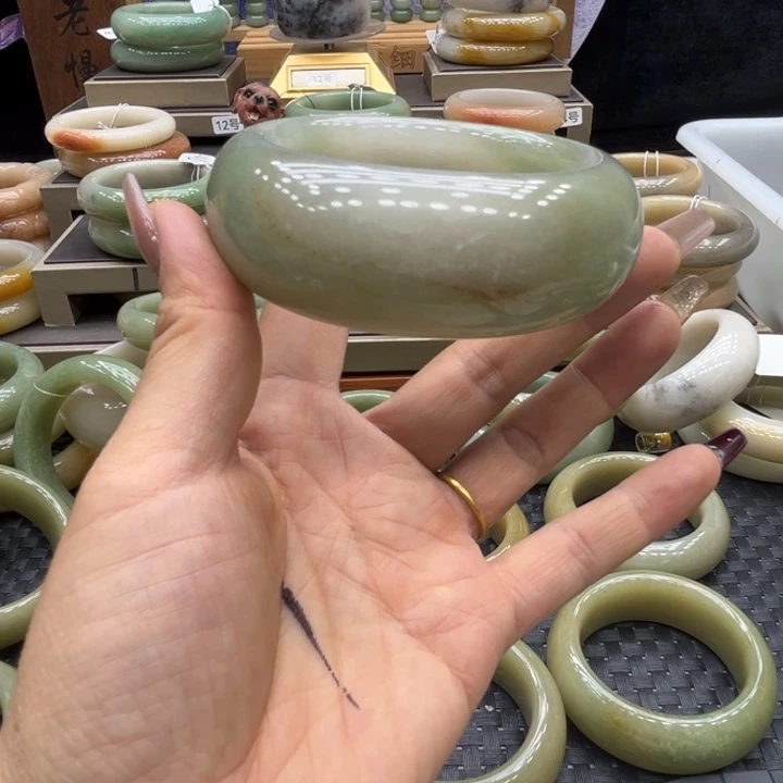 ****石英岩玉未镶嵌手镯