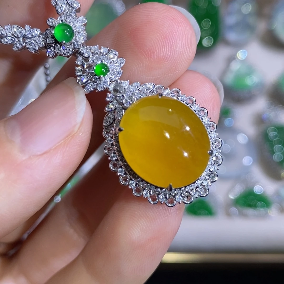 颈饰18K金镶嵌翡翠蛋面