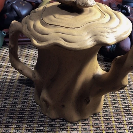 紫砂茶壶原矿泥料手工制作的紫砂壶。