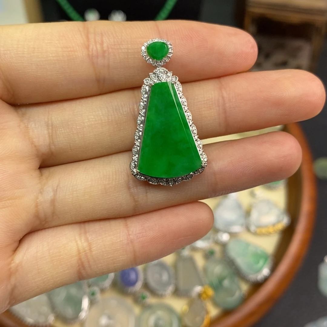 翡翠18K金镶嵌颈饰翡翠