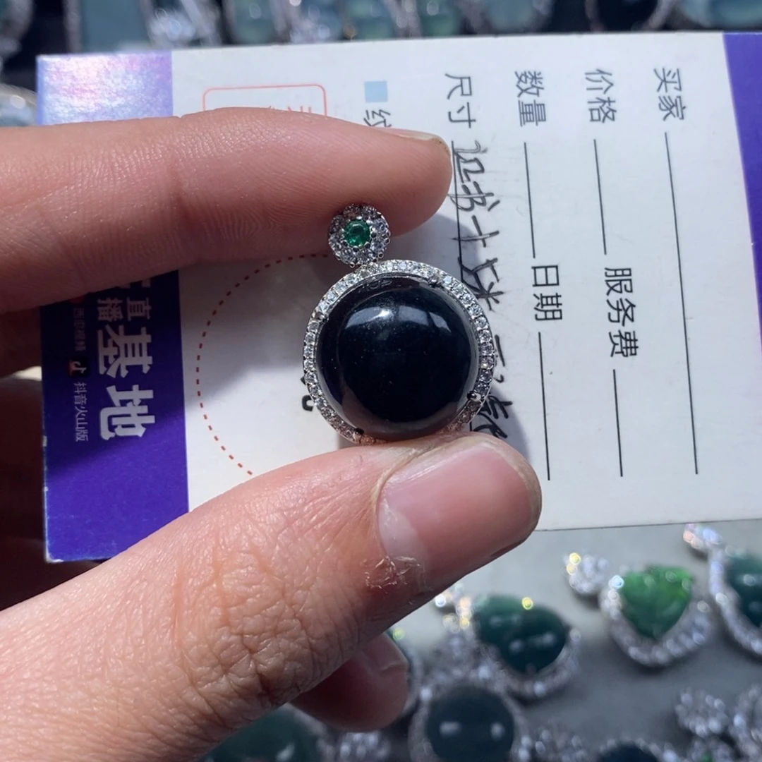 翡翠颈饰未镶嵌翡翠