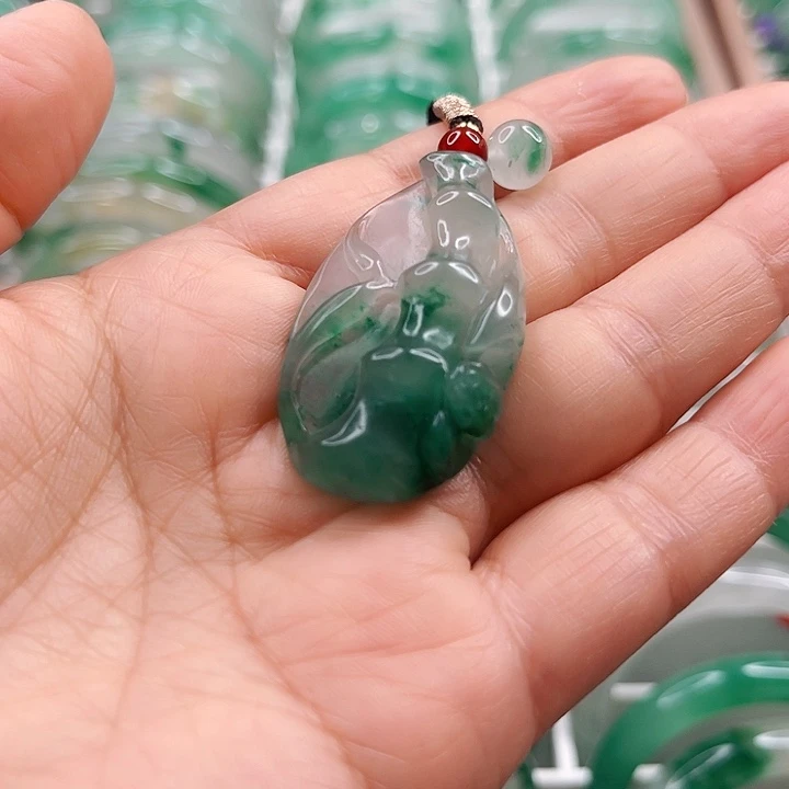 颈饰未镶嵌石英质玉