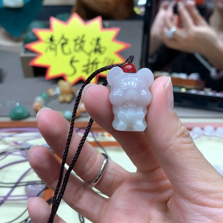 石英质玉颈饰合金芯*