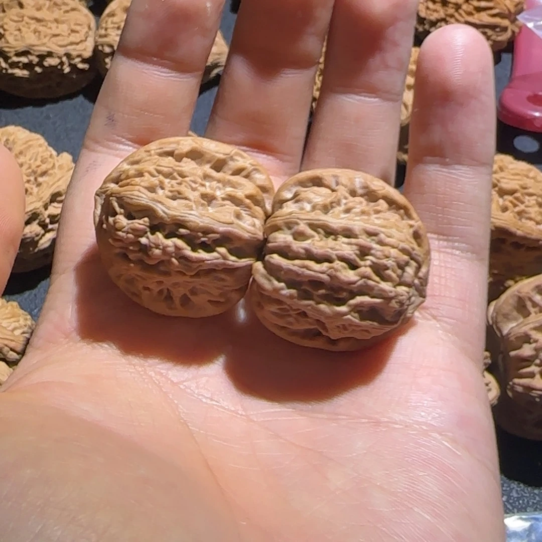 卫***星文玩核桃吊坠白狮子32