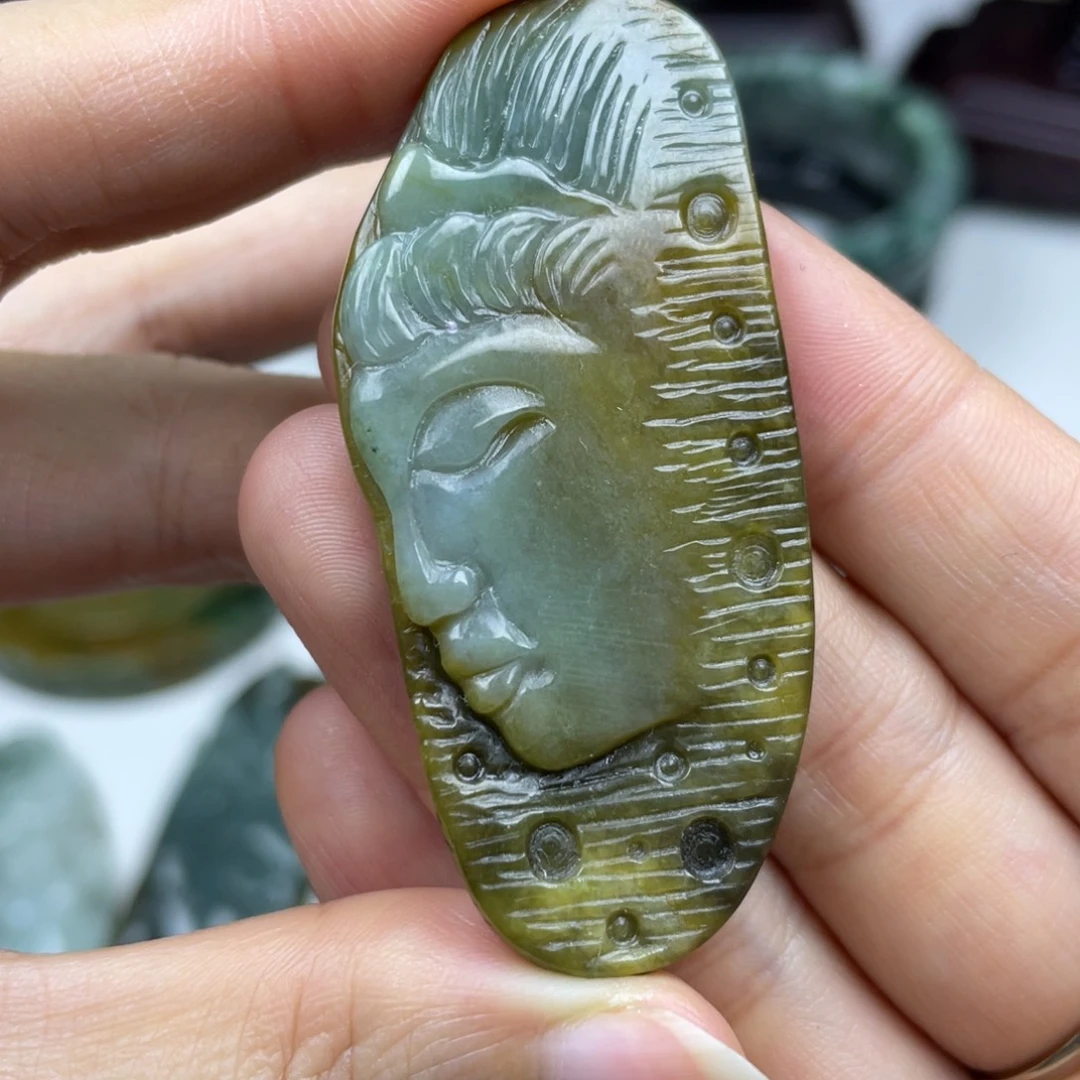 翡翠未镶嵌颈饰牌子