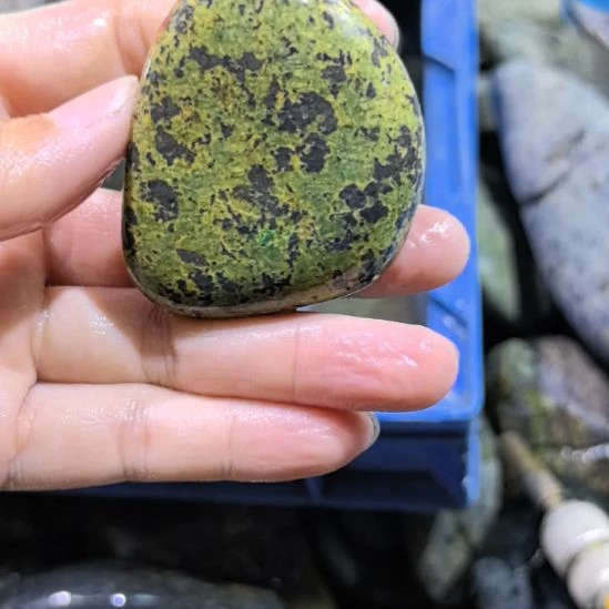 轻***舟木藏玉药王石原石一个