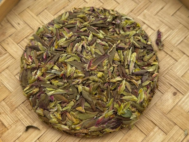 云南白茶紫芽苞100克饼