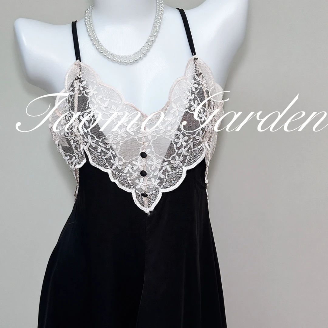 桃茉花园 高弹缎面花边镂空美背吊带裙