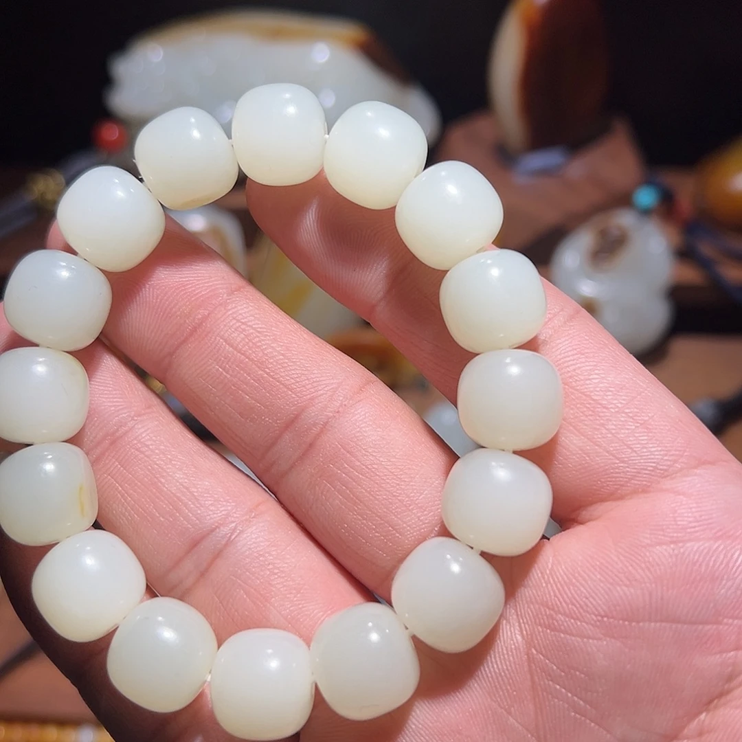 K***K和田玉未镶嵌颈饰