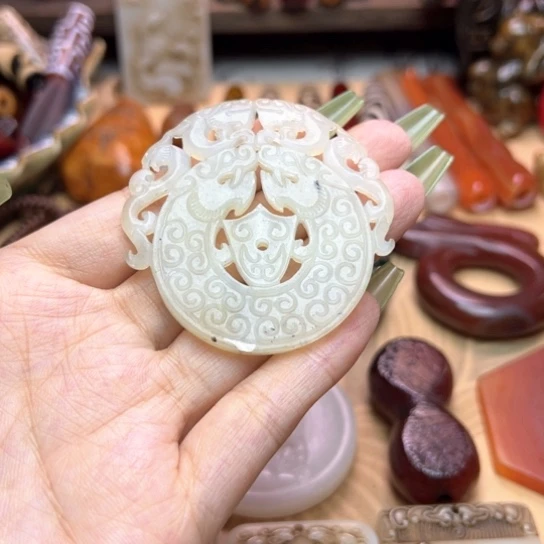 蛇纹石玉未镶嵌颈饰