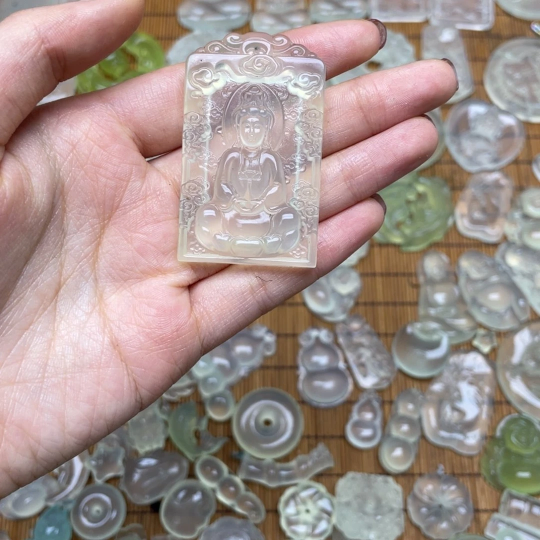 未镶嵌蛇纹石玉颈饰岩*