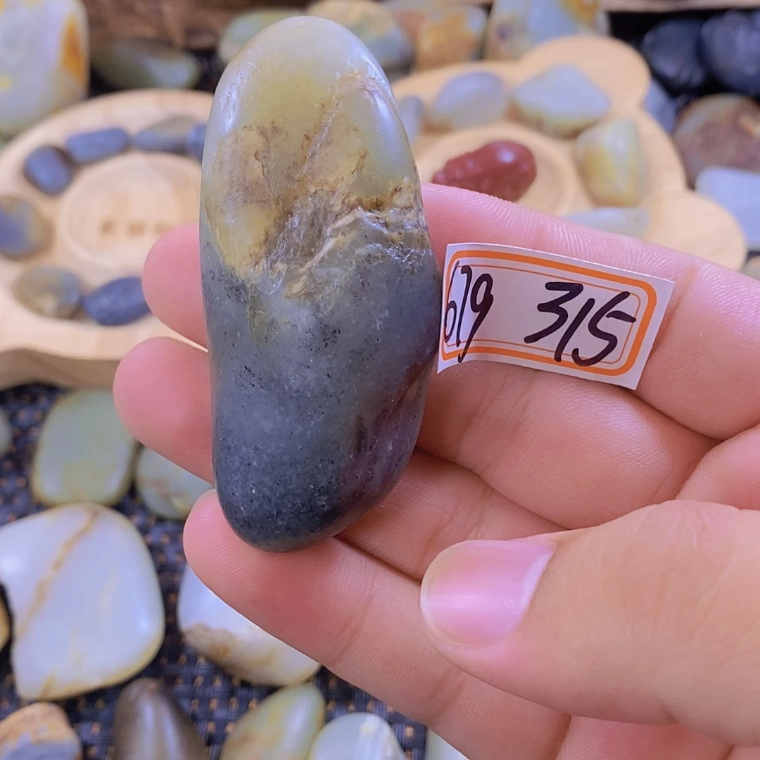 颈饰未镶嵌和田玉（糖玉）