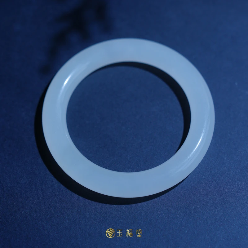 玉福堂 | 天然和田玉青海料白冰圆条玉镯 | 白月光