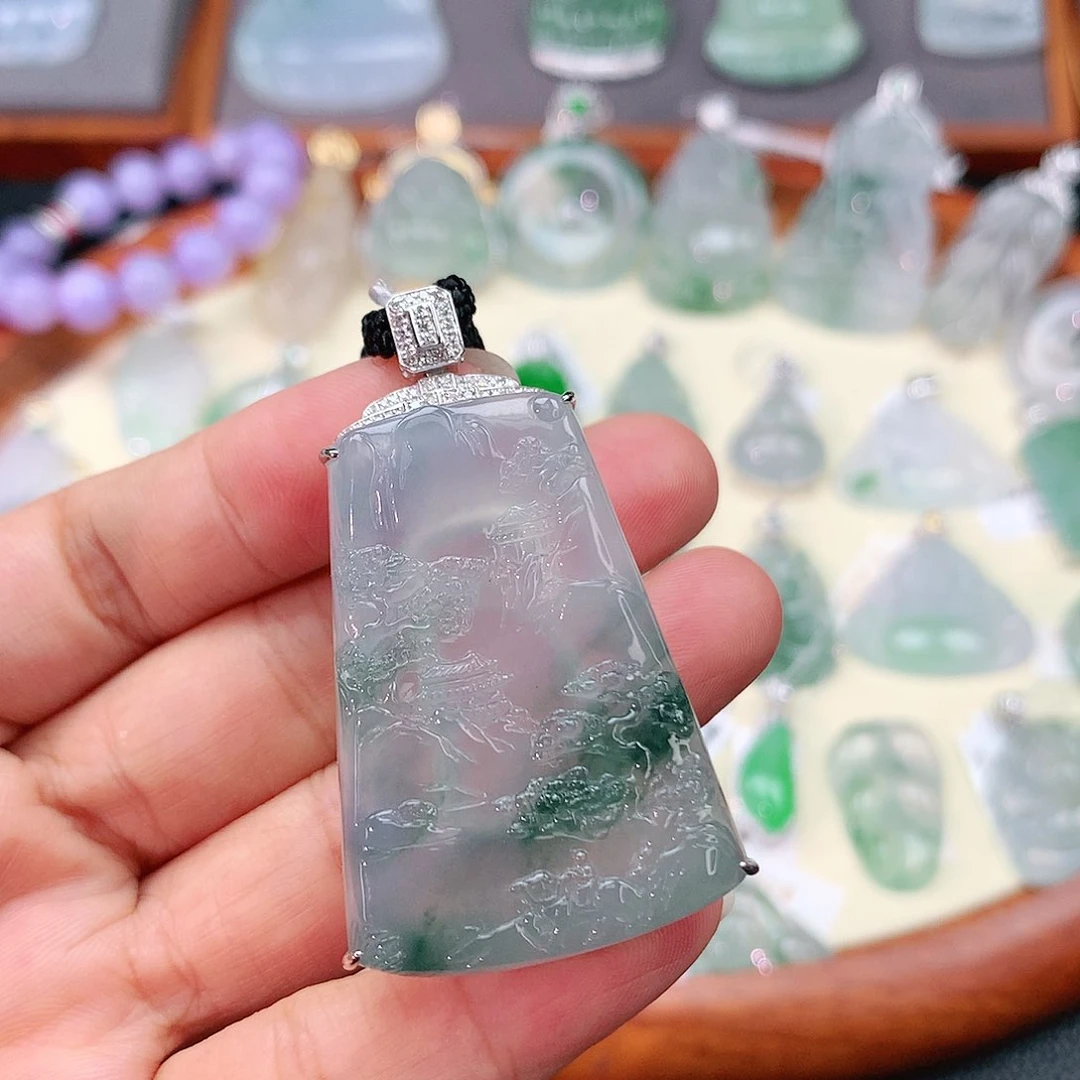 翡翠18K金镶嵌颈饰山水牌