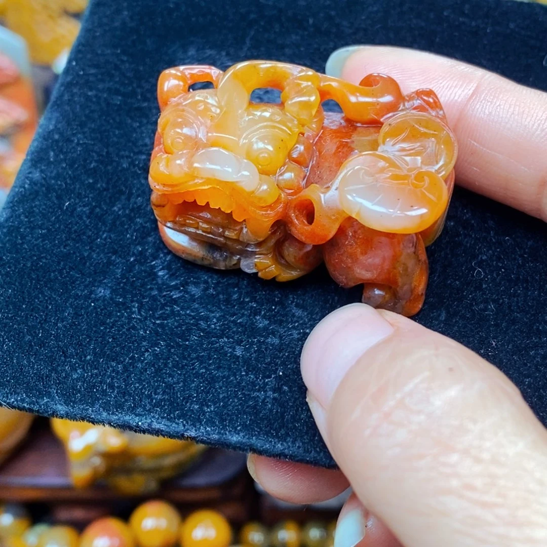 未镶嵌石英质玉（黄龙玉）颈饰