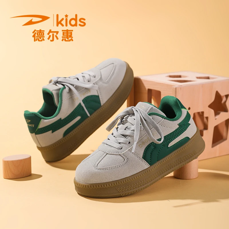 德尔惠儿童运动鞋子2025秋季新款男童板鞋皮面防滑轻便男孩德训鞋
