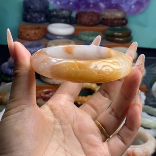 未镶嵌雕花手镯石英质玉