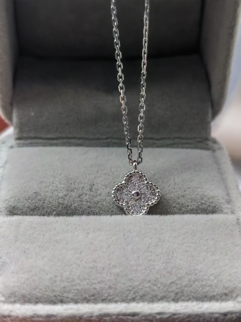 18k金钻石四叶草项链