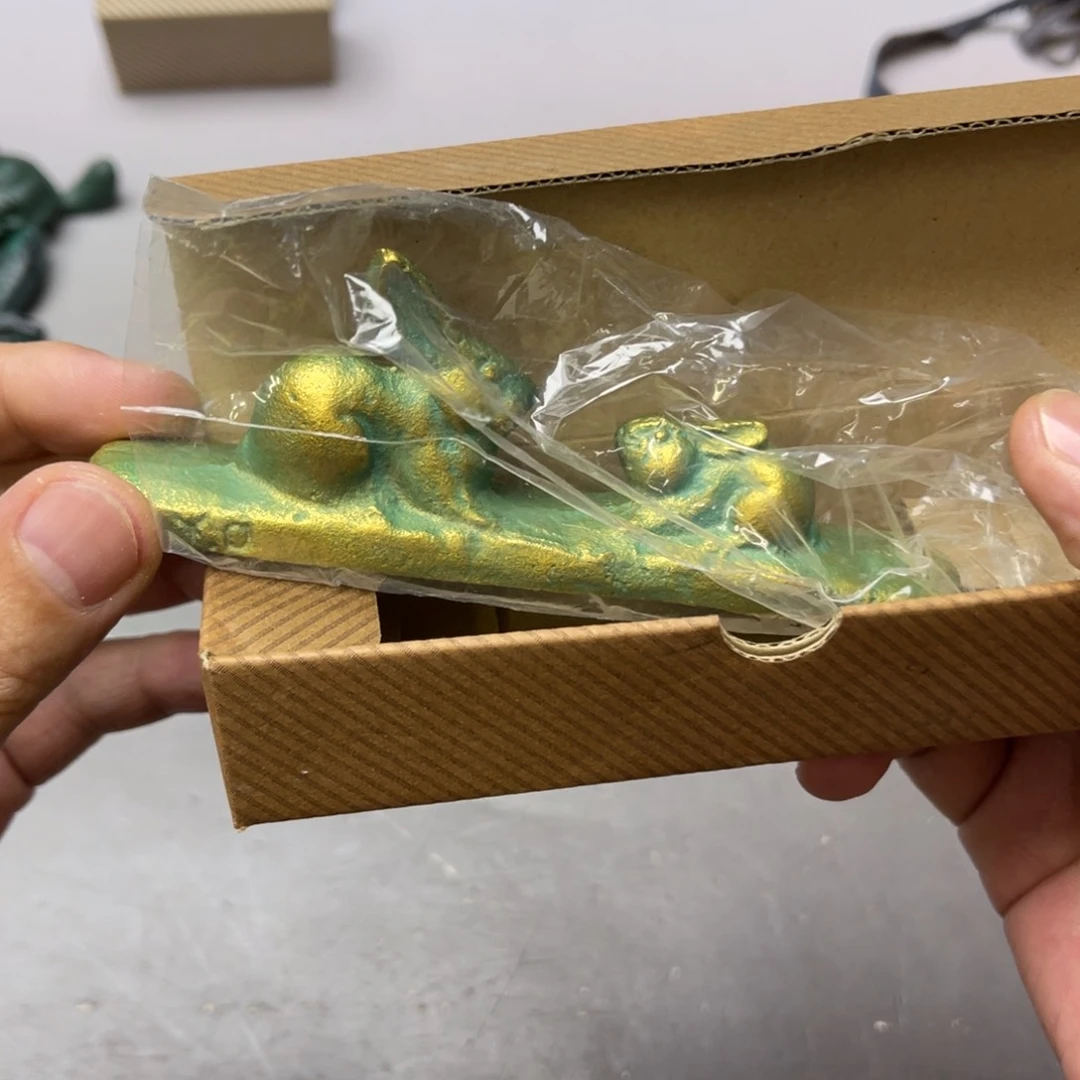 L***糖瓷片密密麻麻地铺满
