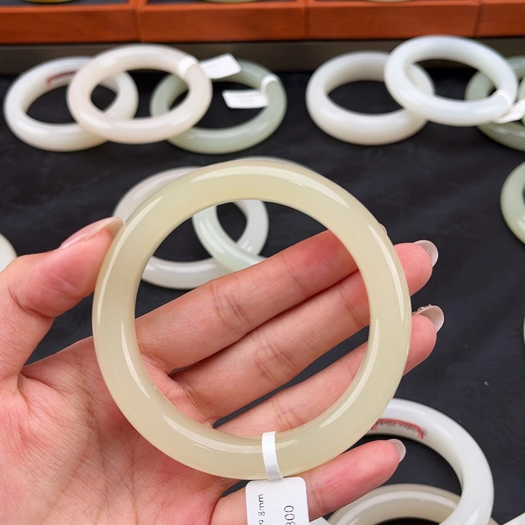 和田玉未镶嵌手镯