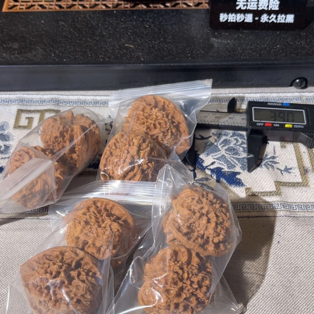 文玩核桃吊坠王勇冠毛两对