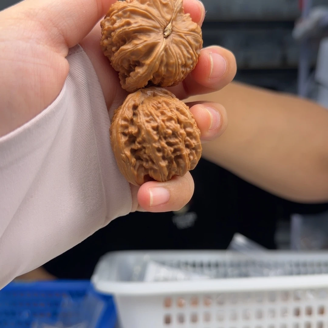 懒***&文玩核桃把件答题虫眼白狮子