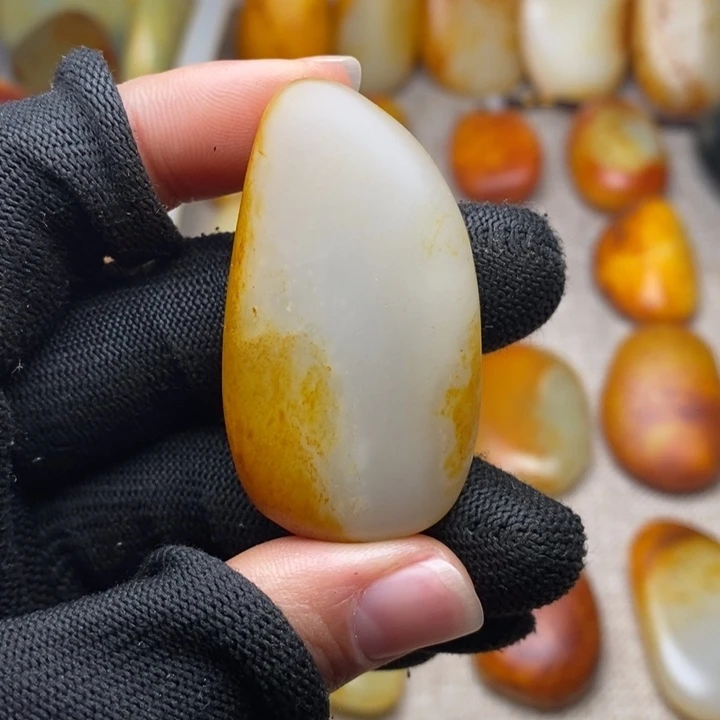 和田玉未镶嵌把件