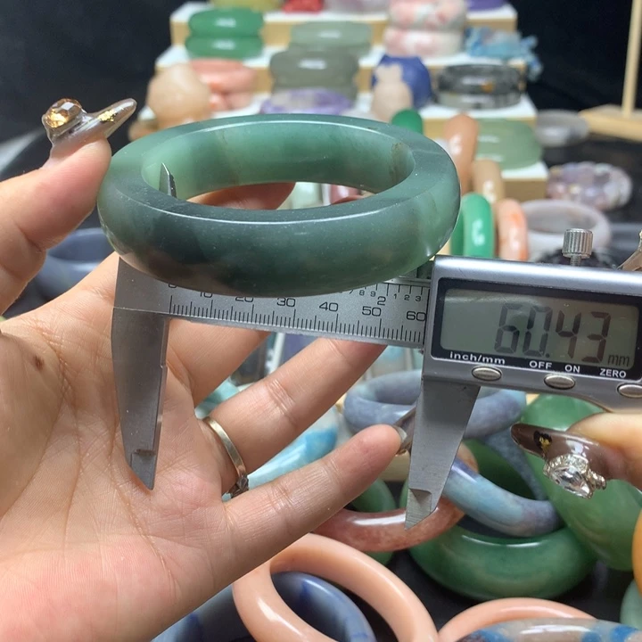 未镶嵌手镯石英质玉